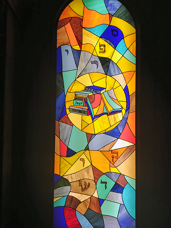 Окна с витражами тиффани в саратовской синагоге